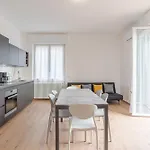 Guesthost - Roomy And Bright With Terrace! Appartement Cesana Brianza