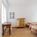 Guesthost - Roomy And Bright With Terrace! Appartement
