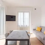 Guesthost - Roomy And Bright With Terrace! Appartement Cesana Brianza