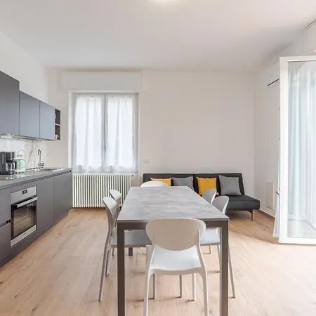 Guesthost - Roomy And Bright With Terrace! Апартаменты Cesana Brianza