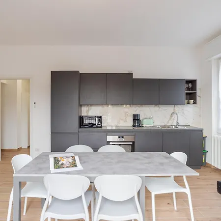 Guesthost - Roomy And Bright With Terrace! Cesana Brianza