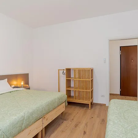 Guesthost - Roomy And Bright With Terrace! * Cesana Brianza