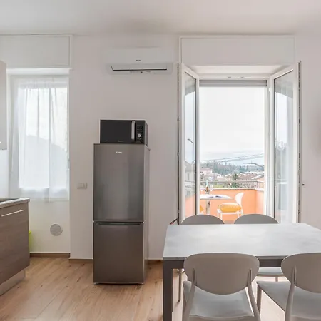 Guesthost - Roomy And Bright With Terrace! Cesana Brianza