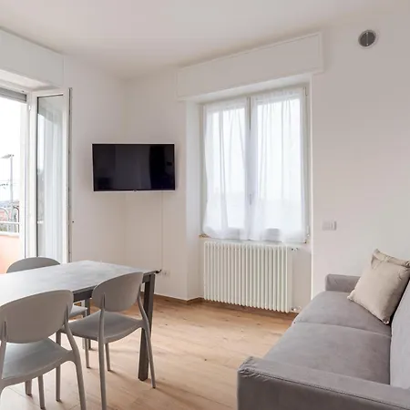 Guesthost - Roomy And Bright With Terrace! דירה *