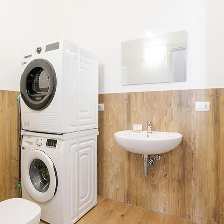 Guesthost - Roomy And Bright With Terrace! Cesana Brianza