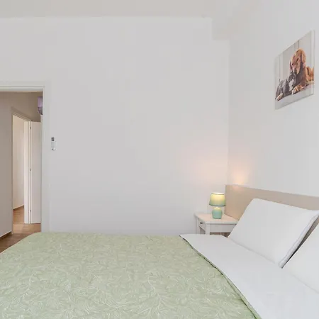 Апартаменты Guesthost - Roomy And Bright With Terrace! Cesana Brianza