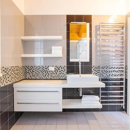 Guesthost - Roomy And Bright With Terrace!