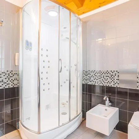Апартаменты Guesthost - Roomy And Bright With Terrace!