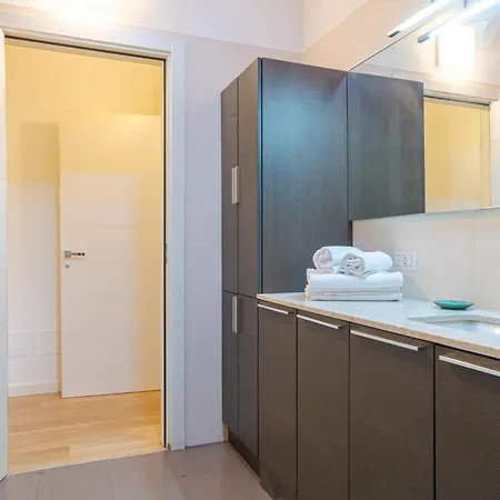 Guesthost - Roomy And Bright With Terrace!