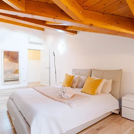 Апартаменты Guesthost - Roomy And Bright With Terrace!