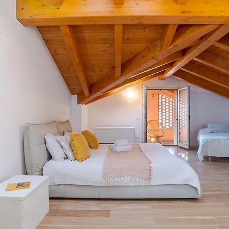 Guesthost - Roomy And Bright With Terrace! Апартаменты *
