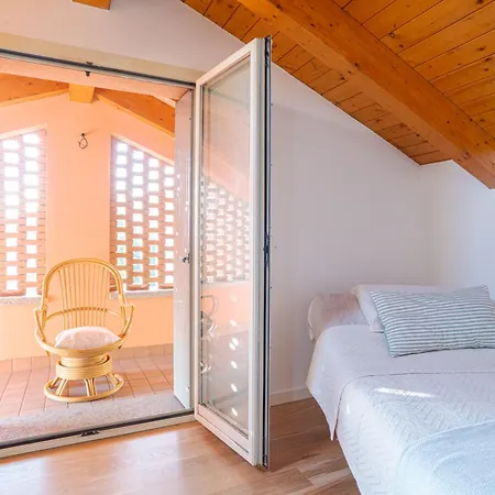 Guesthost - Roomy And Bright With Terrace! דירה