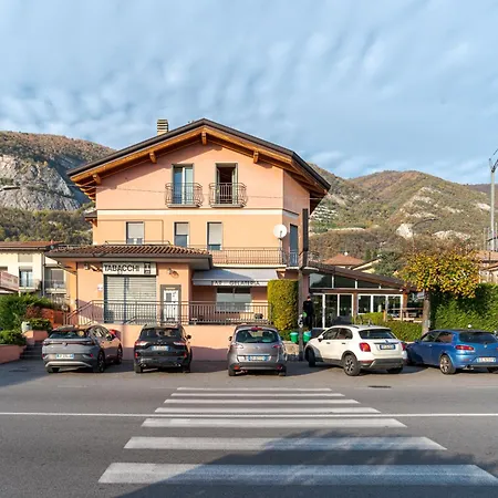 Guesthost - Roomy And Bright With Terrace! Appartement