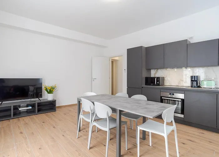 Guesthost - Roomy And Bright With Terrace! *