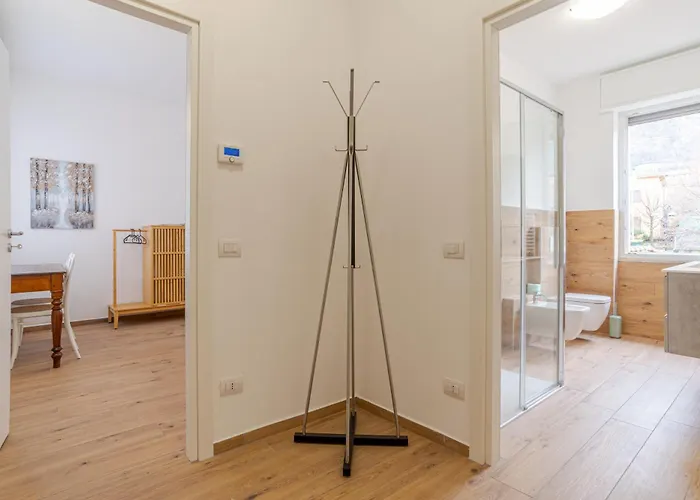 Guesthost - Roomy And Bright With Terrace! * Cesana Brianza