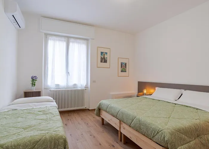 Guesthost - Roomy And Bright With Terrace! Διαμέρισμα Cesana Brianza