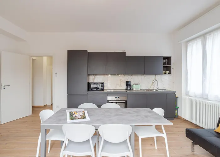 Guesthost - Roomy And Bright With Terrace! Cesana Brianza