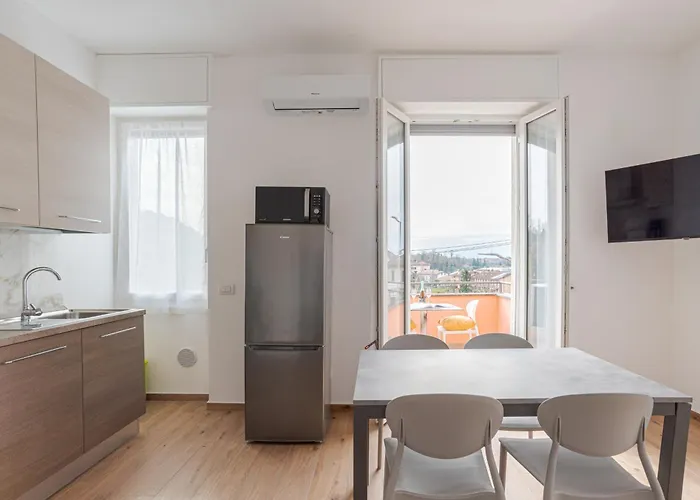 Guesthost - Roomy And Bright With Terrace! Cesana Brianza