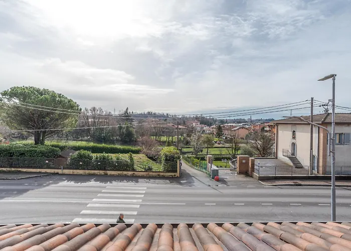 Guesthost - Roomy And Bright With Terrace! * Cesana Brianza