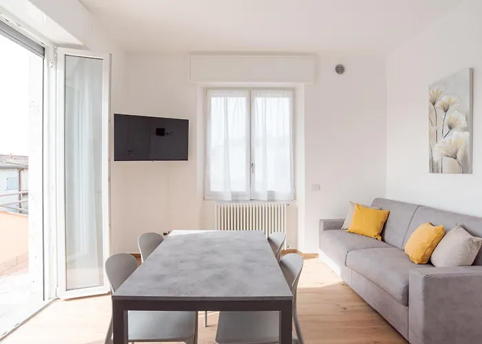 Guesthost - Roomy And Bright With Terrace! Διαμέρισμα Cesana Brianza