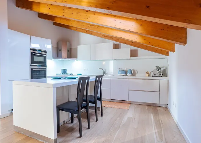 Guesthost - Roomy And Bright With Terrace!