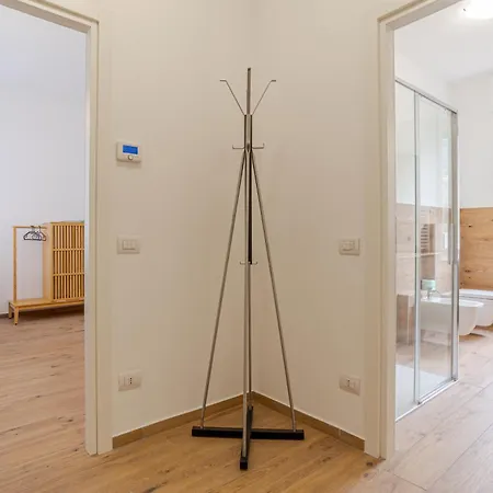 Guesthost - Roomy And Bright With Terrace! * Cesana Brianza