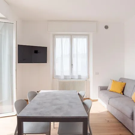 Guesthost - Roomy And Bright With Terrace! Apartament Cesana Brianza