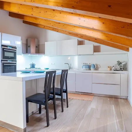 Guesthost - Roomy And Bright With Terrace!