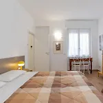 Lägenhet Guesthost - Roomy And Bright With Terrace! Cesana Brianza