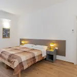 Guesthost - Roomy And Bright With Terrace! *