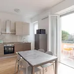 Guesthost - Roomy And Bright With Terrace! Lägenhet *